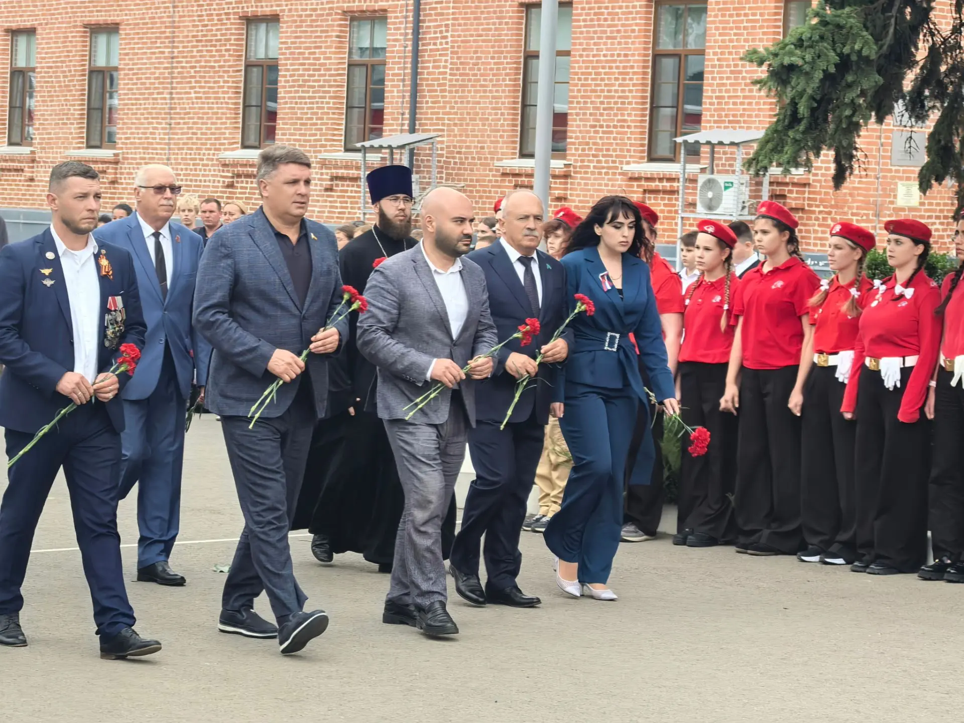 Сегодня в азовской средней школе №3 состоялось открытие «Аллеи памяти».