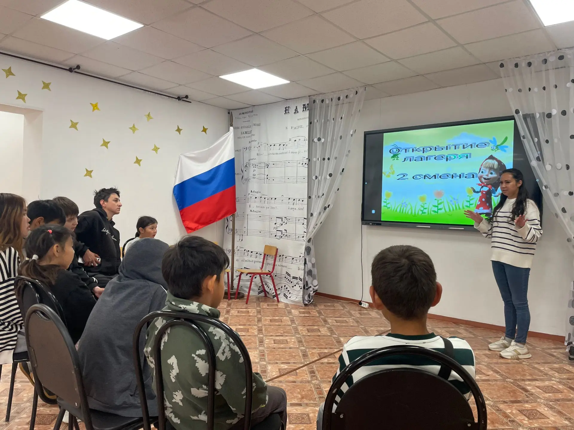 🥶 Пасмурно? Холодно? А у нас — тепло от улыбок! 💛🤗