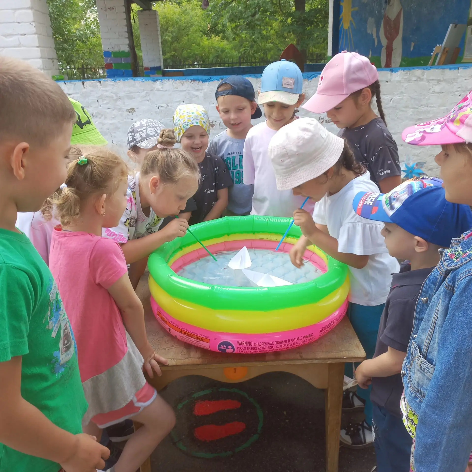 В рамках летнего мини проекта       " Ребенок и здоровье " наши  ребята сегодня поучаствовали в опыт