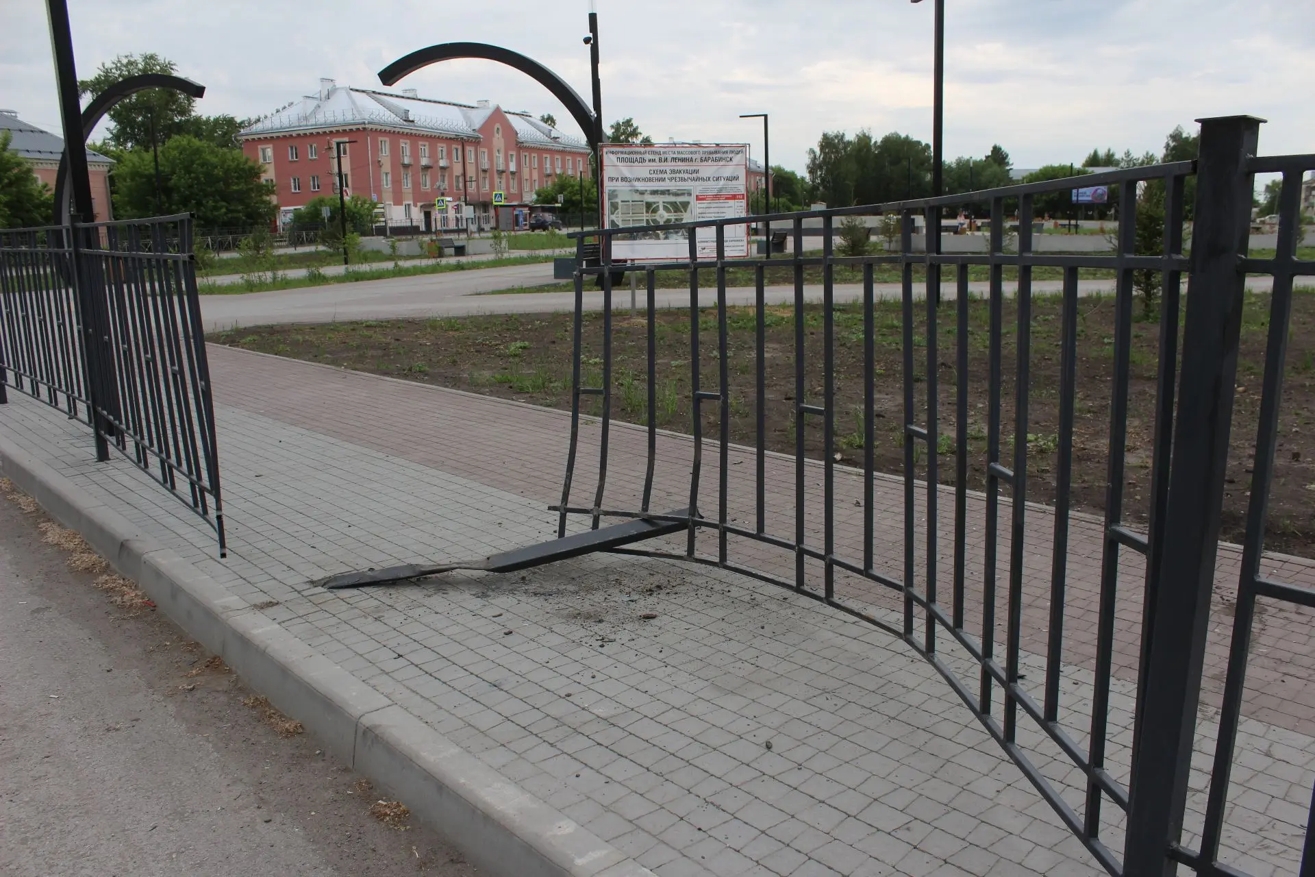 В результате ночных гонок в Барабинске разрушено ограждение на площади им. Ленина