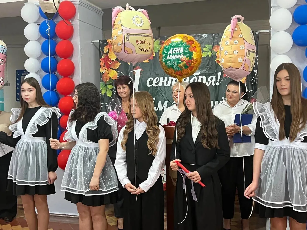 С Днем знаний! Сегодня в нашей родной школе прозвенел первый звонок! 🔔✨