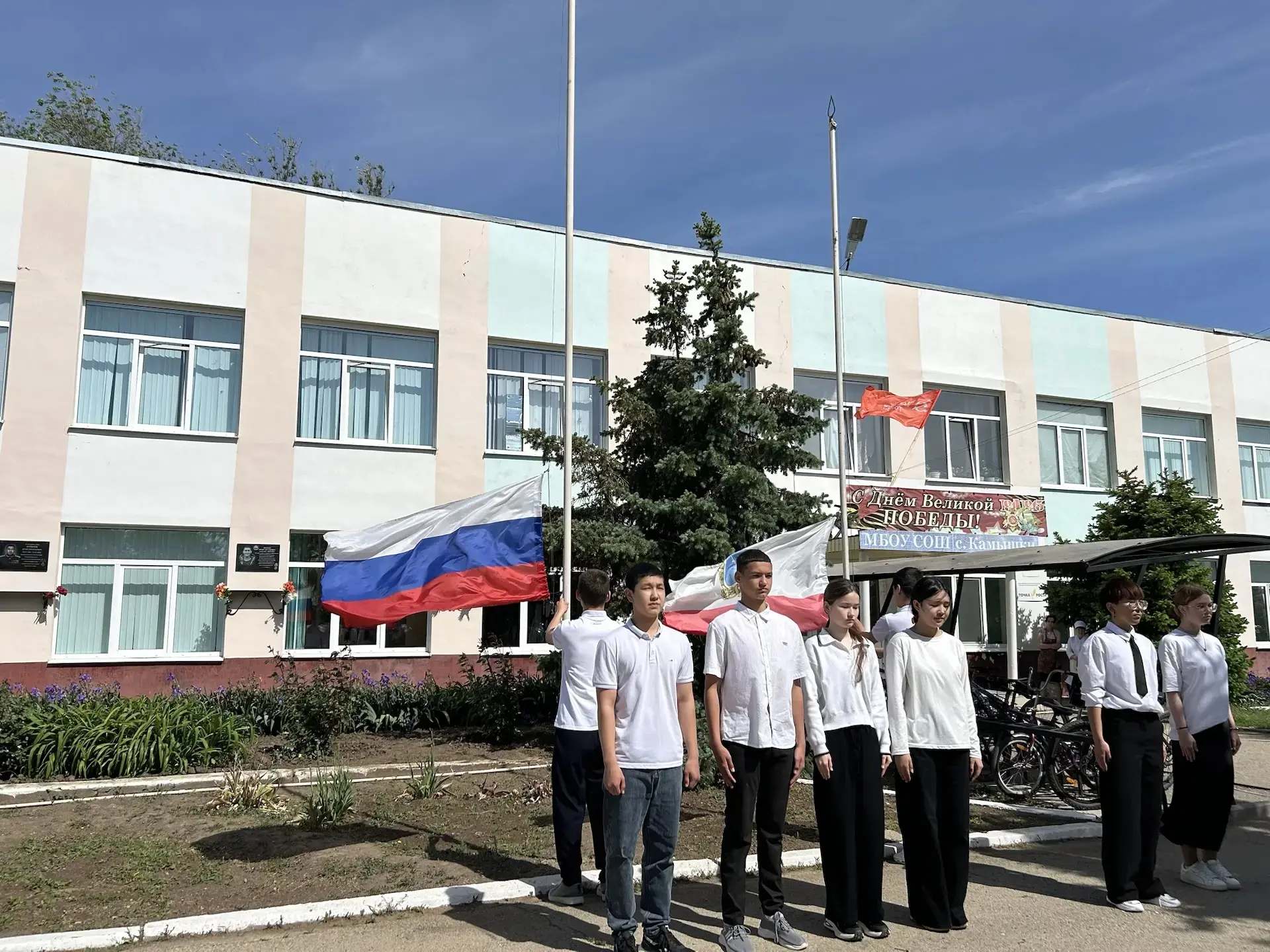 20 мая в школе торжественно открыли мемориальную доску в честь выпускника Камышковской школы Бородки