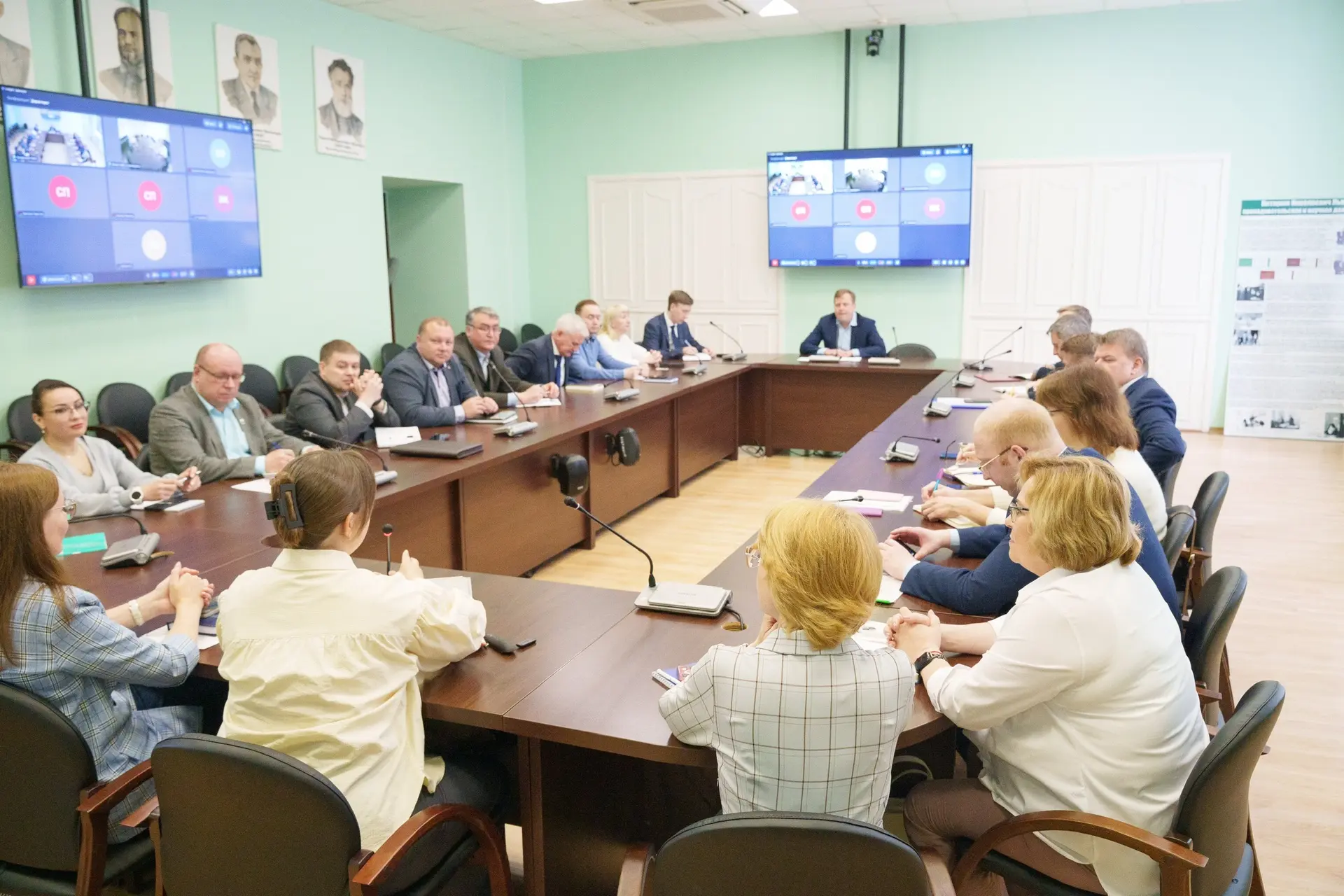 💡 В САФУ наградили победителей кейс-турнира «Генерим гениальное»  В университете подвели итоги кейс-