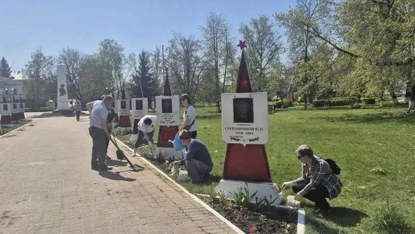 Работники ПАО «РЭСК» благоустроили мемориалы, посвященные воинам Великой Отечественной войны  🌿Майск