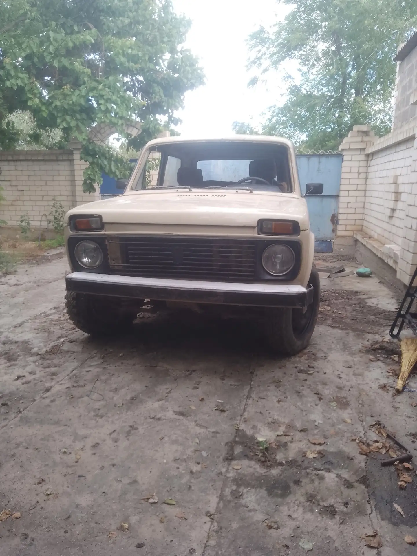 в продаже нива 4×4 (2121)
1985 г выпуска 
из минусов, нету лоболого стекла,
нужно накинуть проводку,