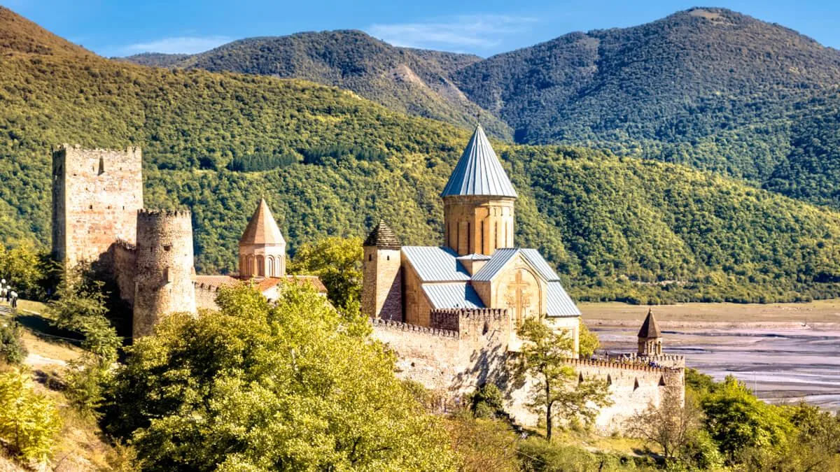 А может в Грузию? 😻 🇬🇪 Мы зовём вас с собой в увлекательные путешествия! Посмотреть на красоту гор и
