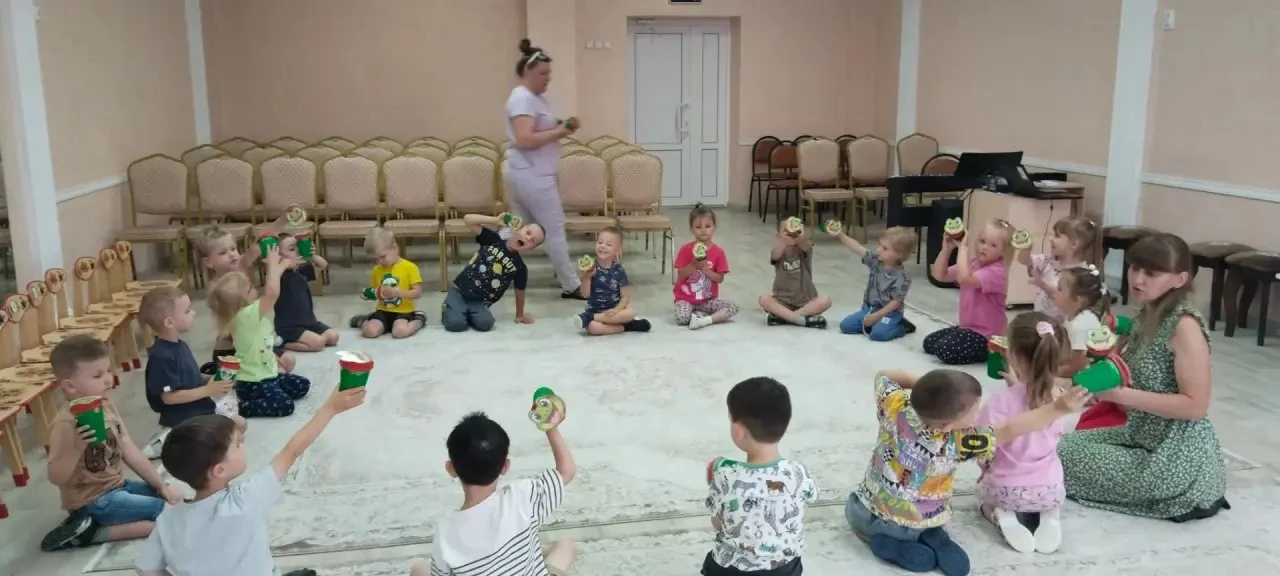 Сегодня в группе «Почемучки» прошло музыкальное развлечение 
"В гостях у лягушки- квакушки". 
Ребята