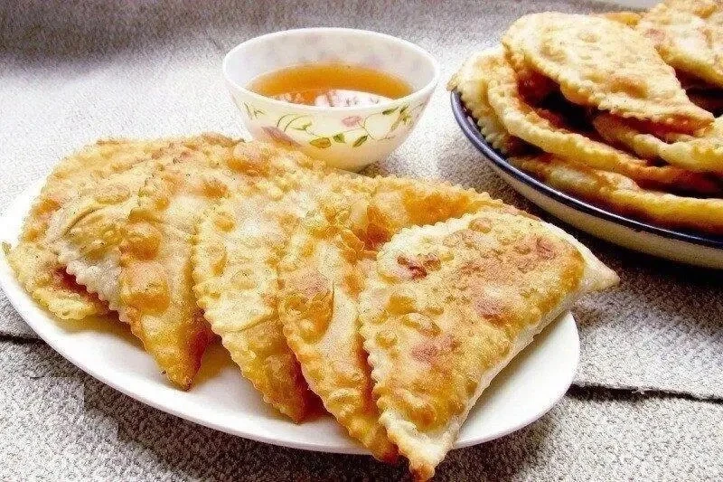 🥟 Вкуснейшее чебуречное тесто

📝 Ингредиенты:
Мука - 2-2,5 стакана
Растительное масло - 3 ст.л
Кип