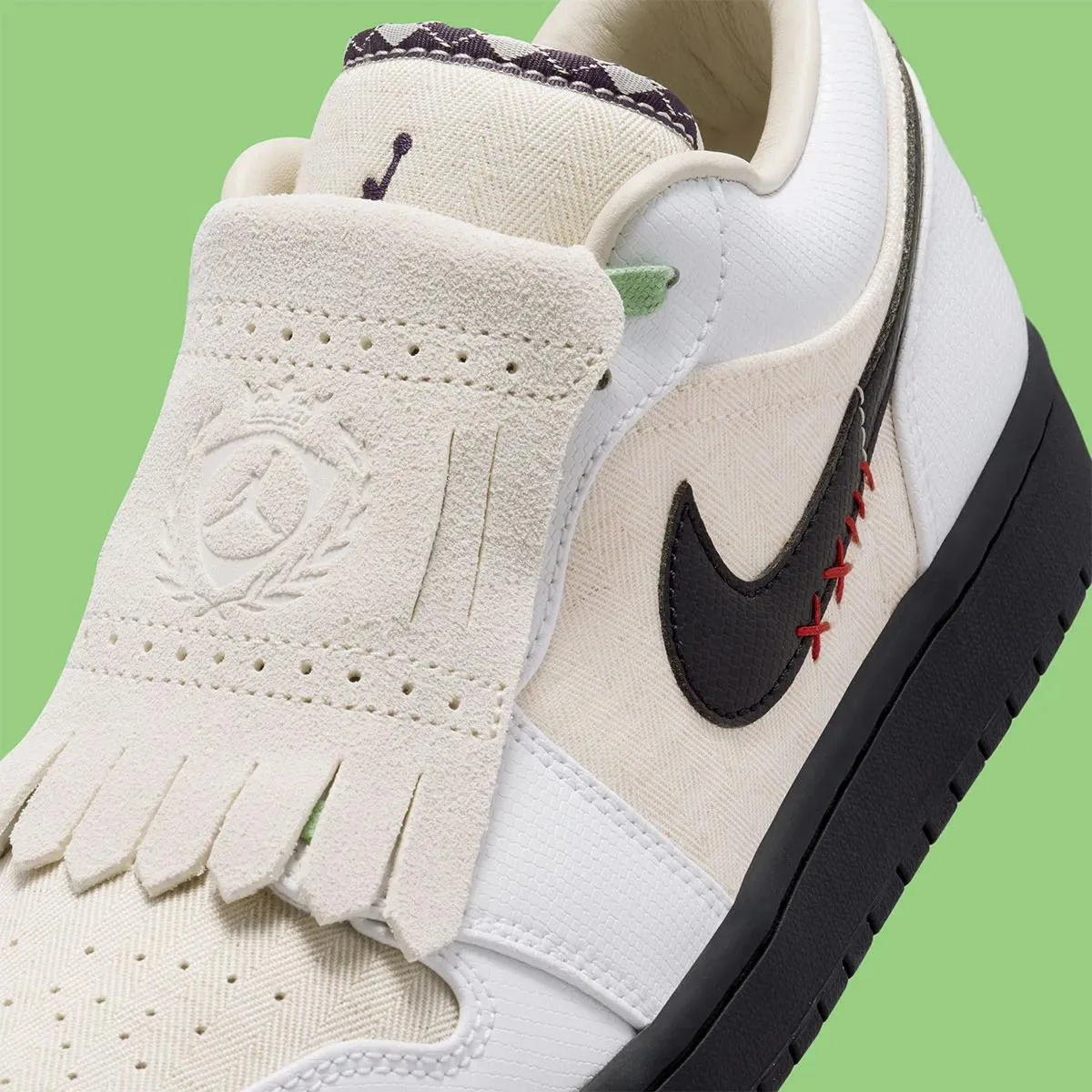 Air Jordan 1 Low получили необычную версию с отсылкой к гольфу. Главная деталь пары — с...