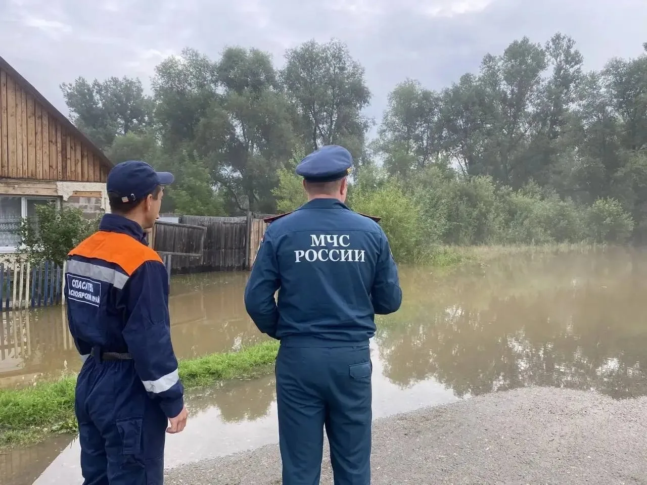В селе Ермаковское пришлось эвакуировать людей из-за подъёма уровня воды в реке Оя.

Подтоплены оказ
