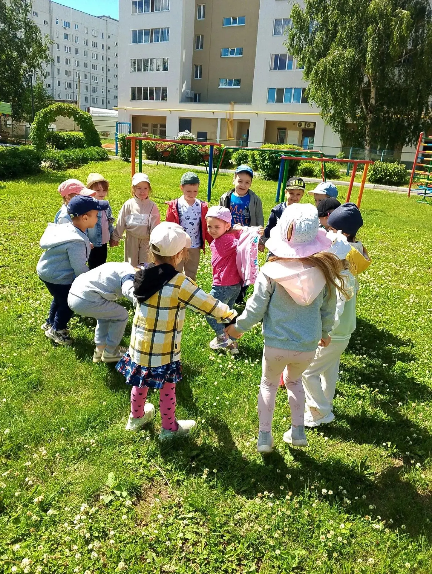 «Юл куркынычсызлыгы көне»  / « День дорожной безопасности»
    Безнең 8 нчы санлы  икенче  кечкенәлә