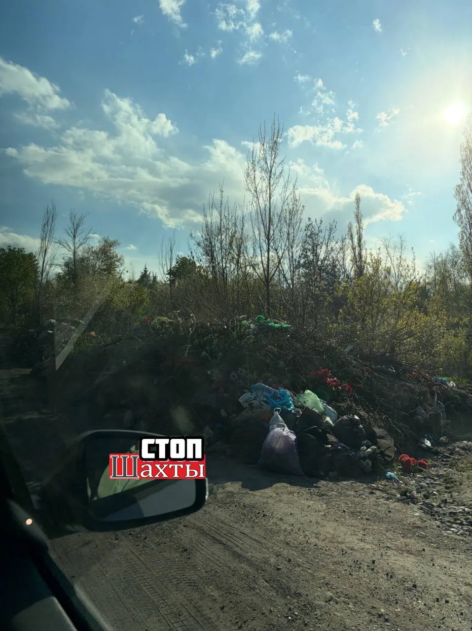 Пасха ,Красная горка и Радоница давно прошла ,а на кладбище до сих пор лежат кучи мусора . Администр