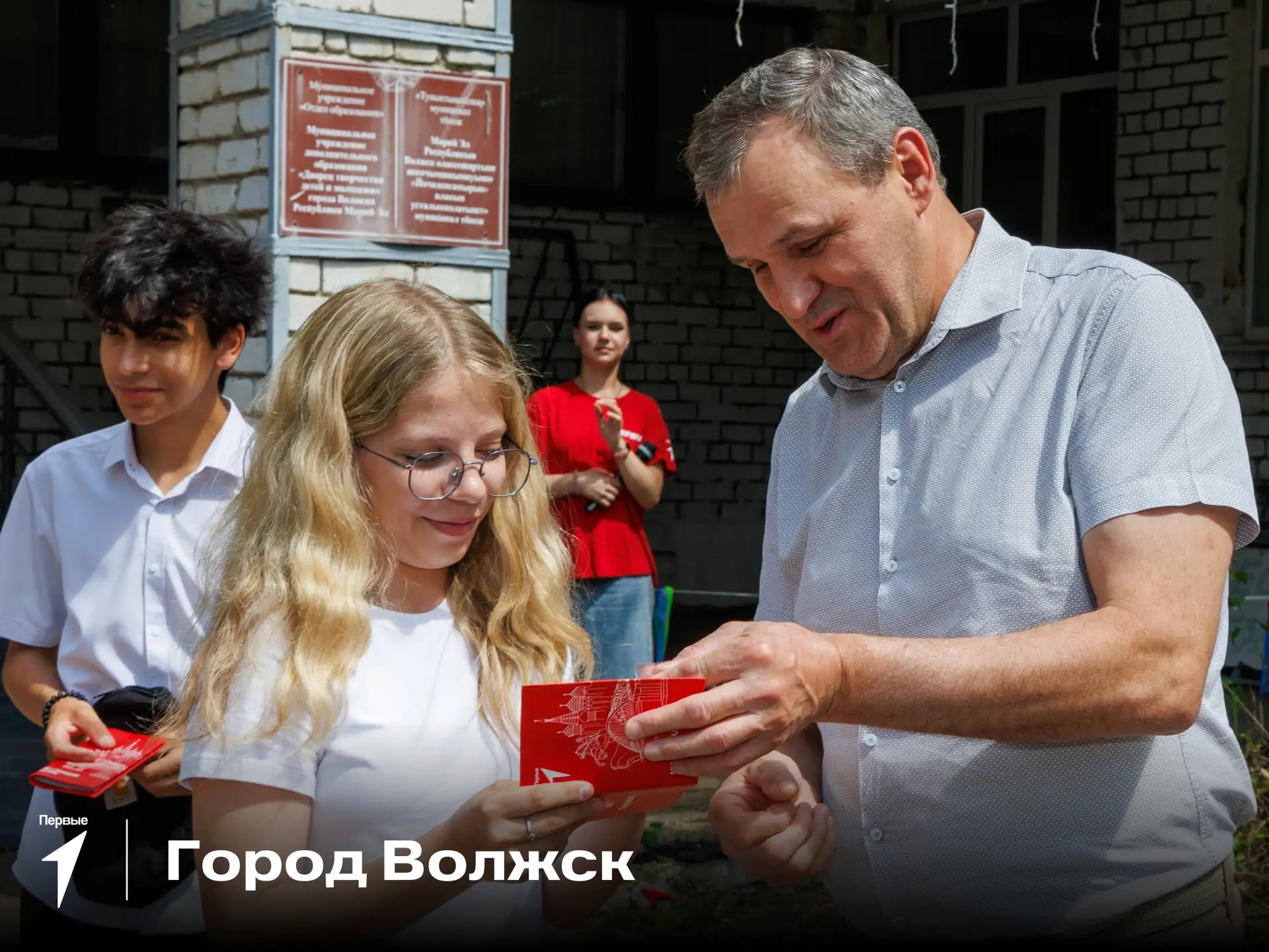 Подростки из разных муниципалитетов республики получили свой первый паспорт вместе с Движением Первы