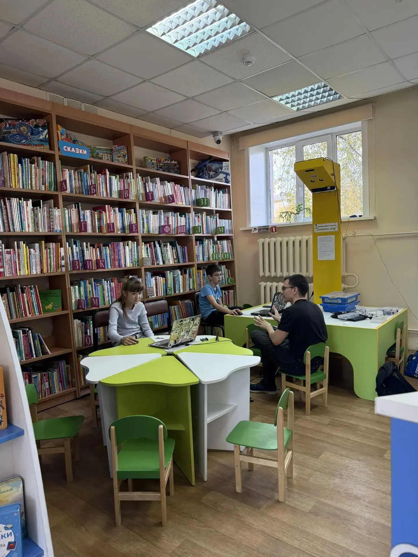 В воскресенье библиотека № 10 стала пространством смелых экспериментов: юные инженеры с...