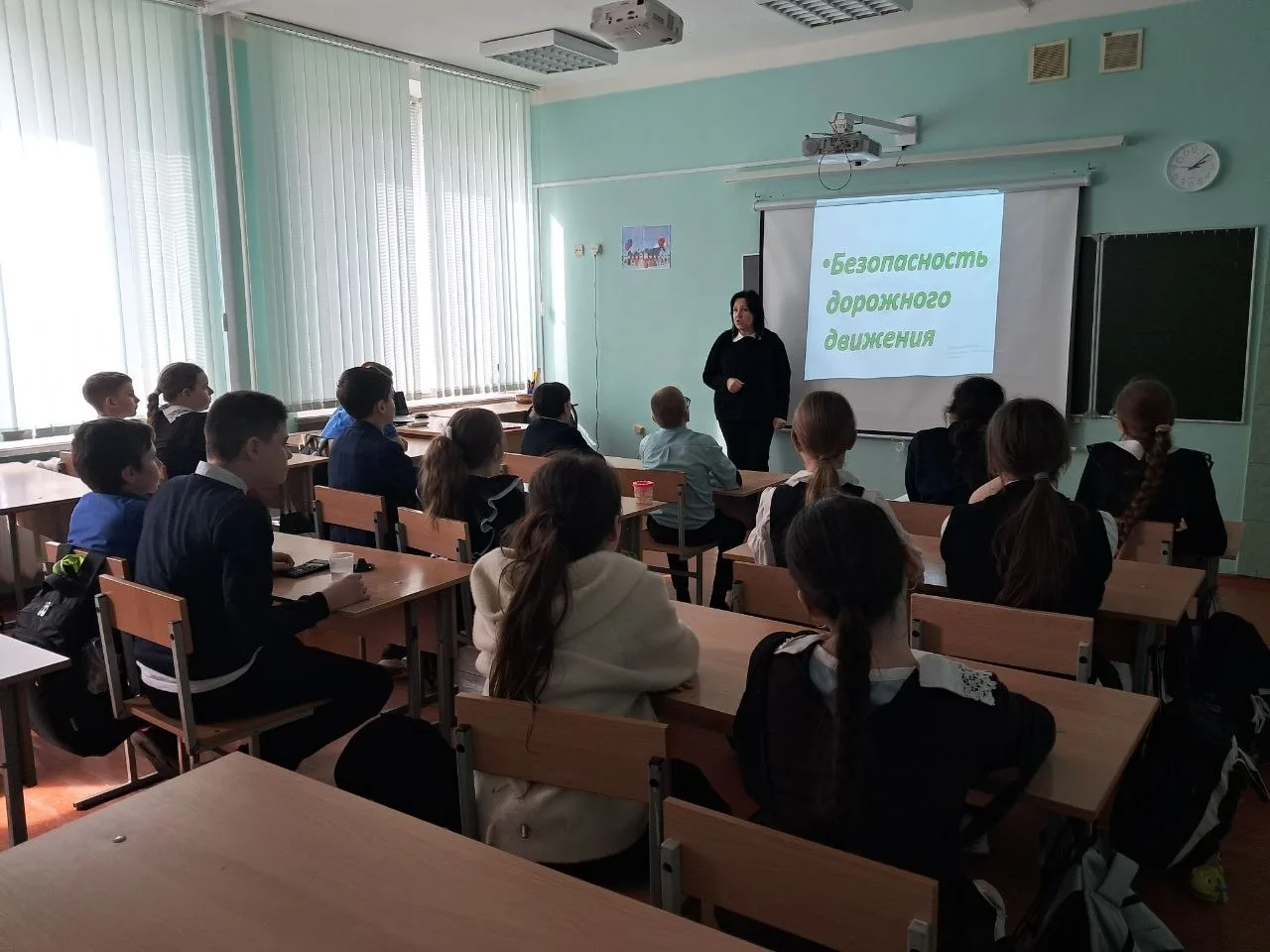 🚨 Месячник безопасности продолжается! 🚨  ✅ В рамках месячника безопасности в 5 "В" классе прошла важ