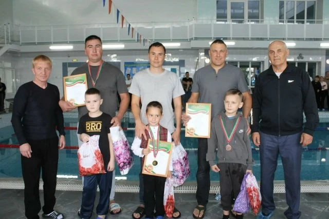 🏊 В Азнакаево 25 семей соревновались в плавании ко Дню отца