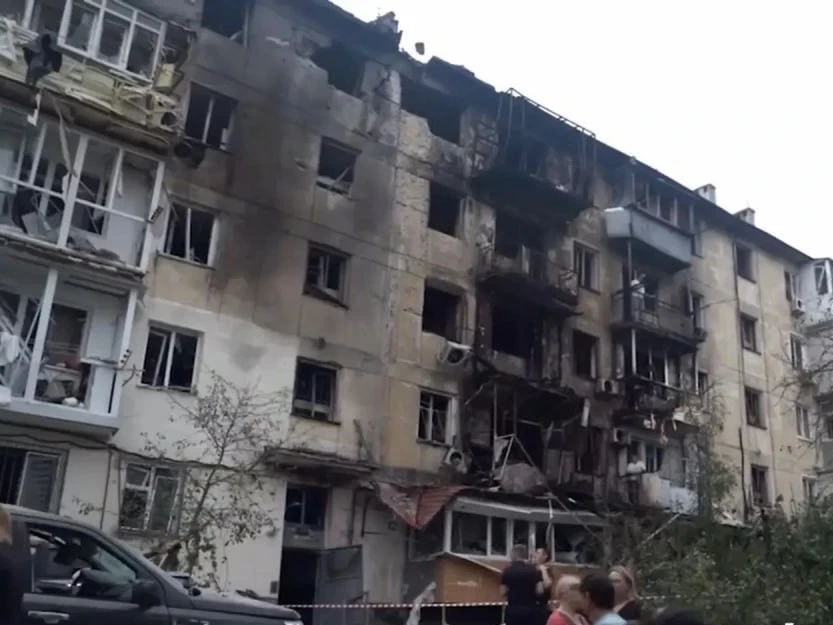 📷 Кадры с места удара ВСУ по пятиэтажке в Севастополе.