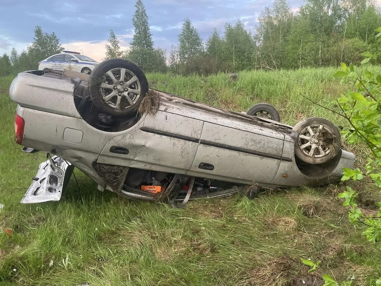 ‼️На трассе под Серовом перевернулся легковой автомобиль. За рулем была 18-летняя девушка, с водител