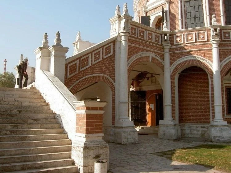 Архивный снимок крыльца храма Покрова в Филях, сделанный в 2005 году.
