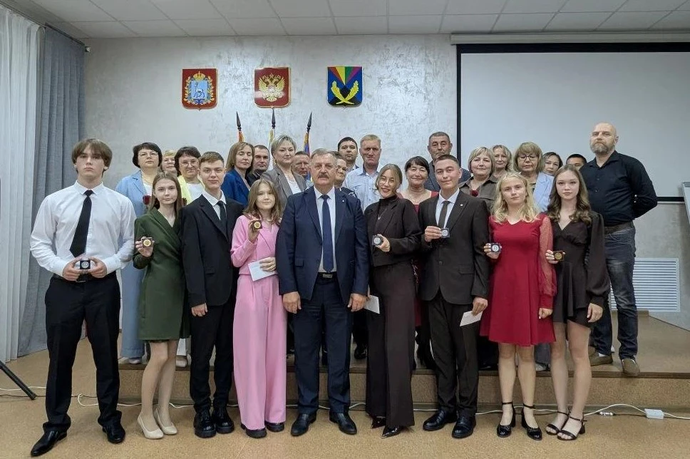 Сегодня в торжественной обстановке прошла церемония вручения золотых и серебряных медал...