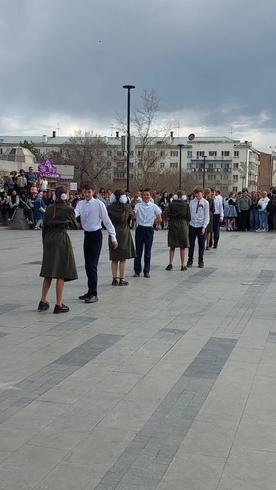 Ученики школы и хореографическая студия "Соцветие" - участники общегородской акции "Вальс Победы" Ре