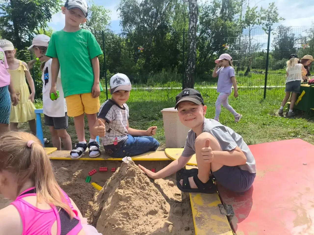 🏰🏝️16 группа "Капелька" на прогулке соревновалась в постройке замков из песка