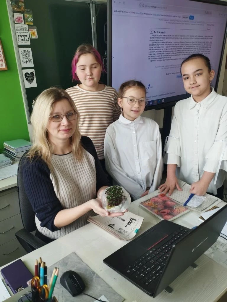 🌱 Школьный агроклуб «Росток»:  урожай микрозелени капусты готов! 🌱Юные агрономы решили сделать прият