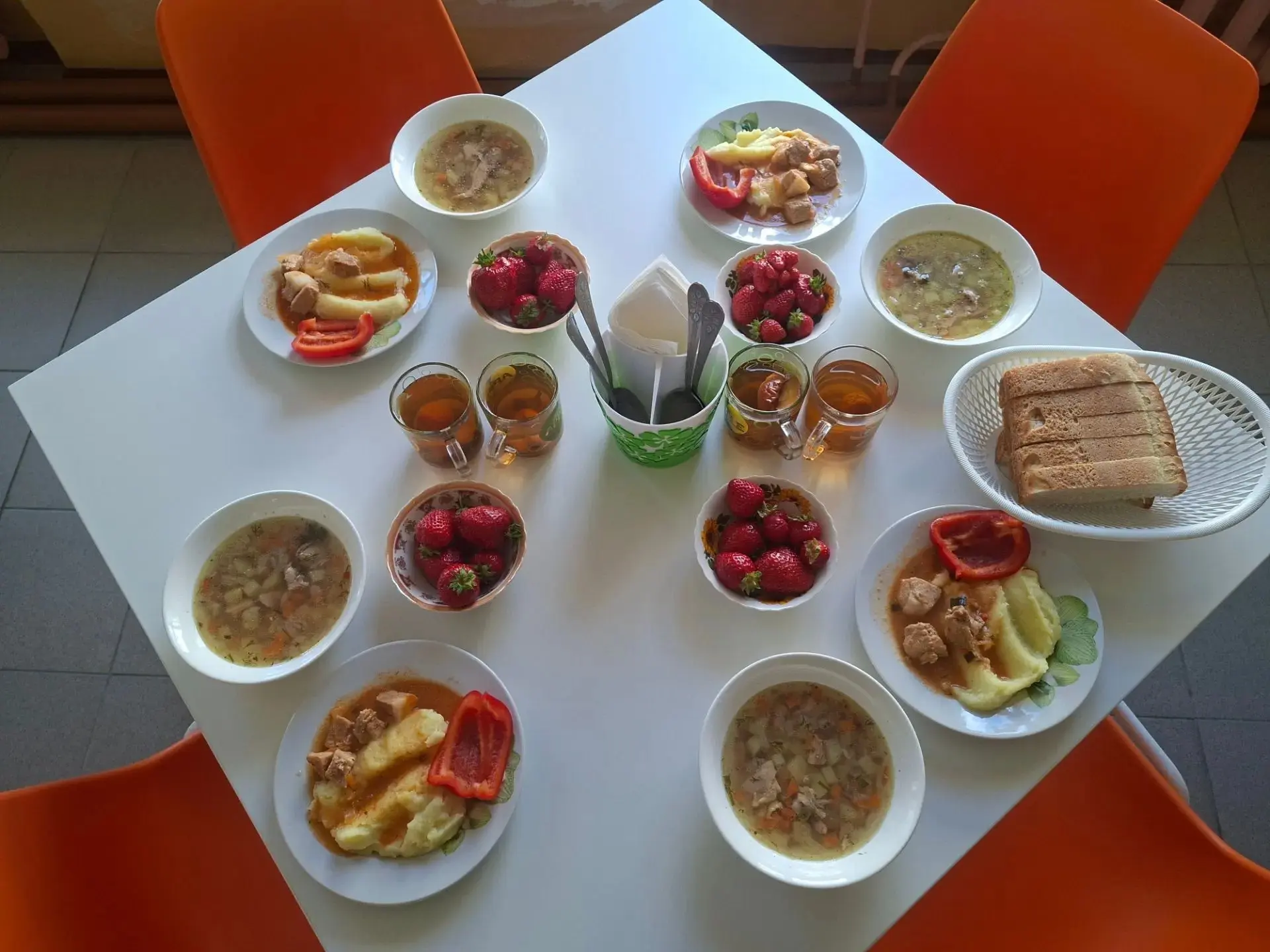 🥨Вкусно и полезно кормят в школьном лагере «Улыбка» при ГКОУШИ Поронайска!

🍓В меню не только сытн