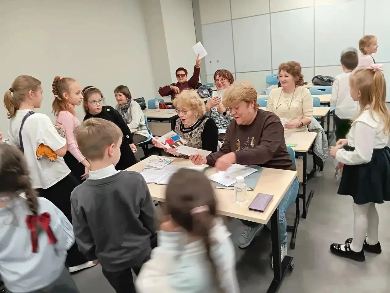 Акция «День уважения и доброты»: школьники поздравили бабушек проекта «Московское долго...