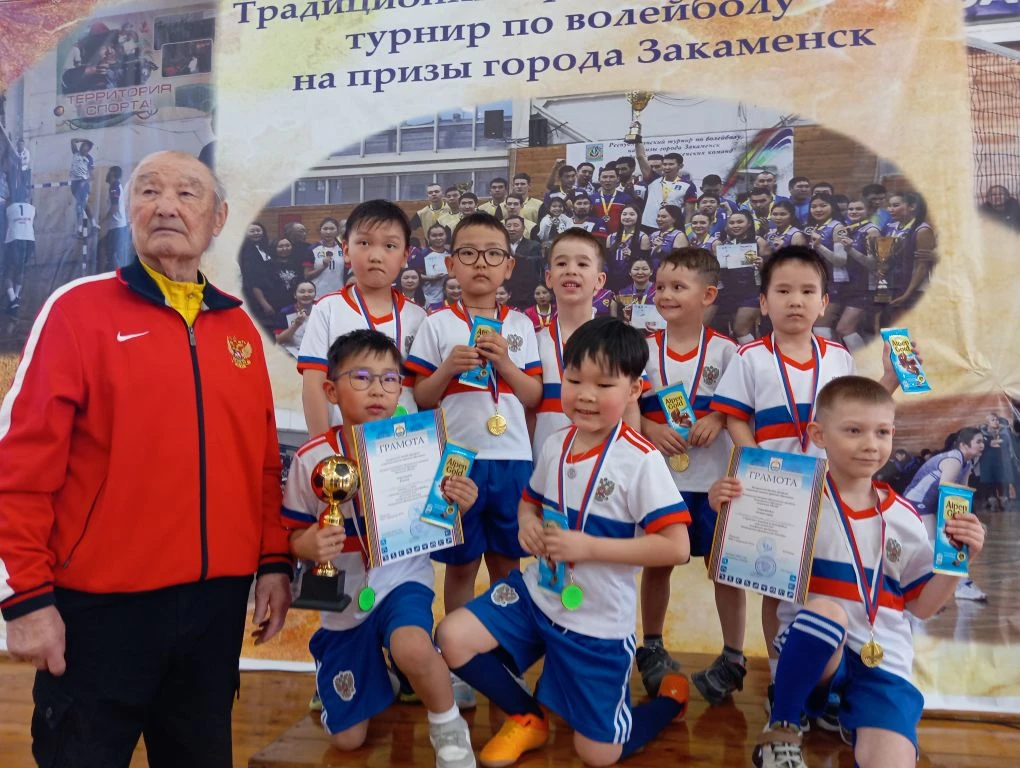 Ура! Кубок победителя ( Гран При у нас! Команда юных футболистов Солнышка в очередной р...
