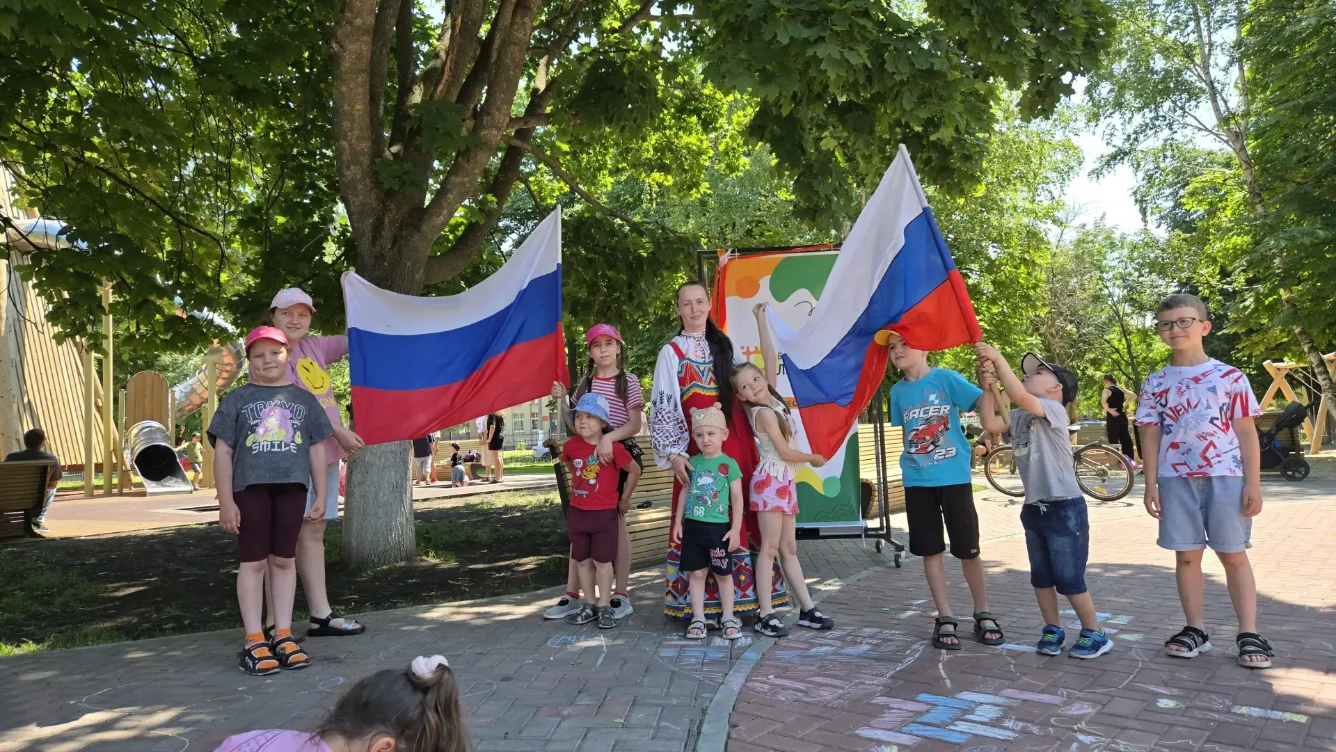 🇷🇺 Сегодня, на детской площадке нашего Центра, в рамках губернаторского проекта «Белг...