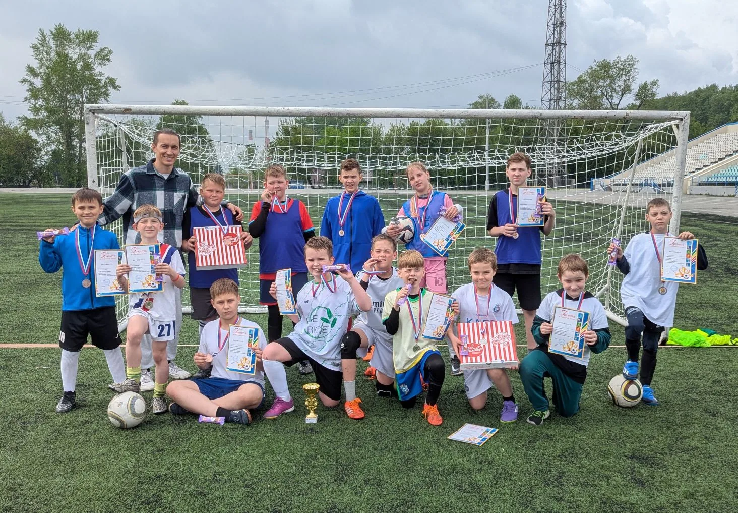 ⚽️ Серебро в честь Дня защиты детей! 🥈

31 мая на поле стадиона «Шахтёр» состоялся детский футбольн