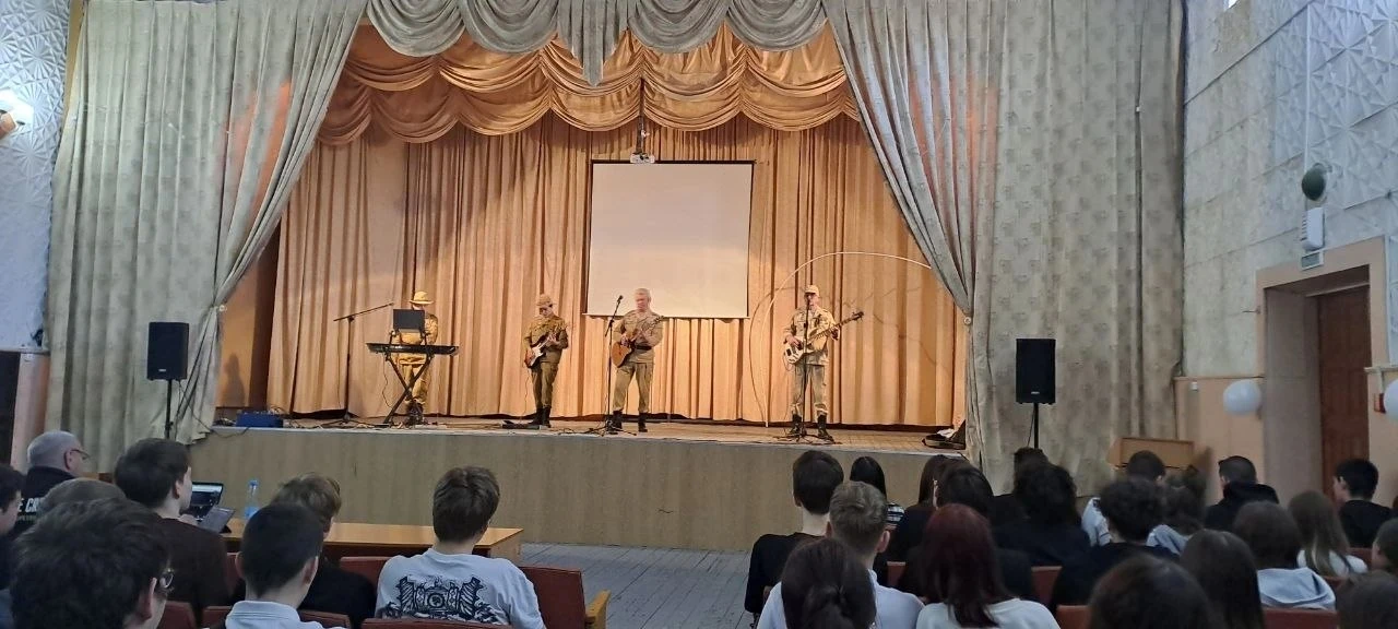 🎸 Музыка мужества: Легендарная группа «Контингент» выступила в ОАТК! 🇷🇺  В актовом зале ГАПОУ «ОАТК 
