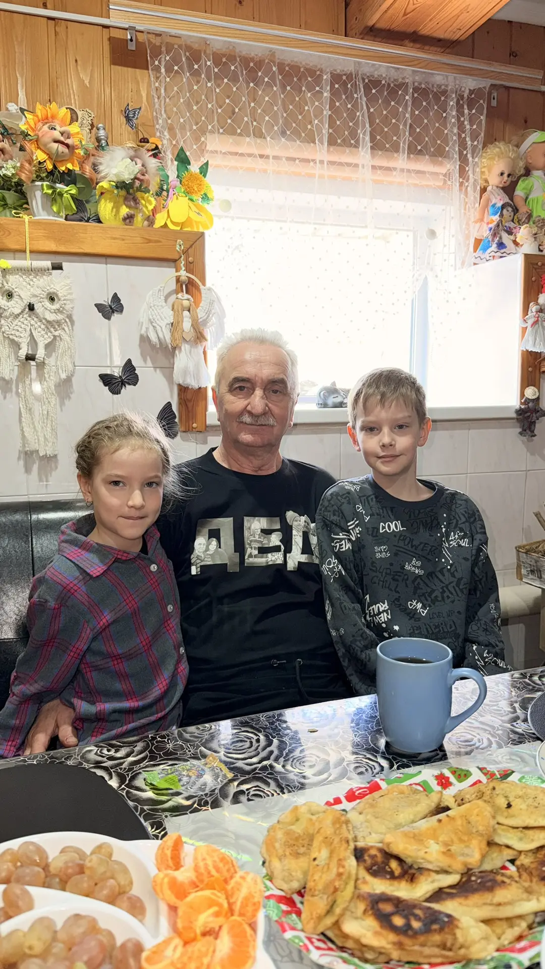 Сегодня день рождения дедушки, приехали его поздравлять 🙂 Он сам испек пирог, и, как обычно, расчувс