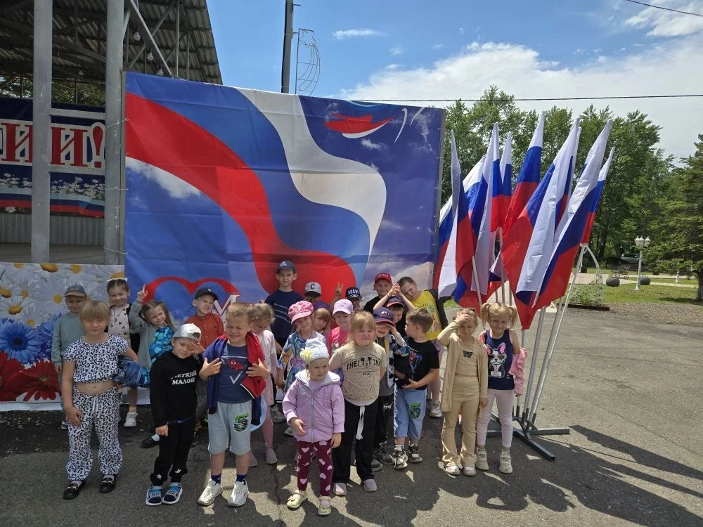 На этой неделе в подготовительной группе ребята вместе с воспитателем  говорили о том что приближает