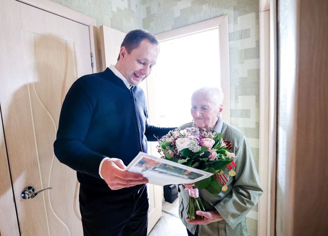 Поздравил с 93-летием многоуважаемую Людмилу Владимировну Ганзееву, вручив Поздравительный адрес Пре
