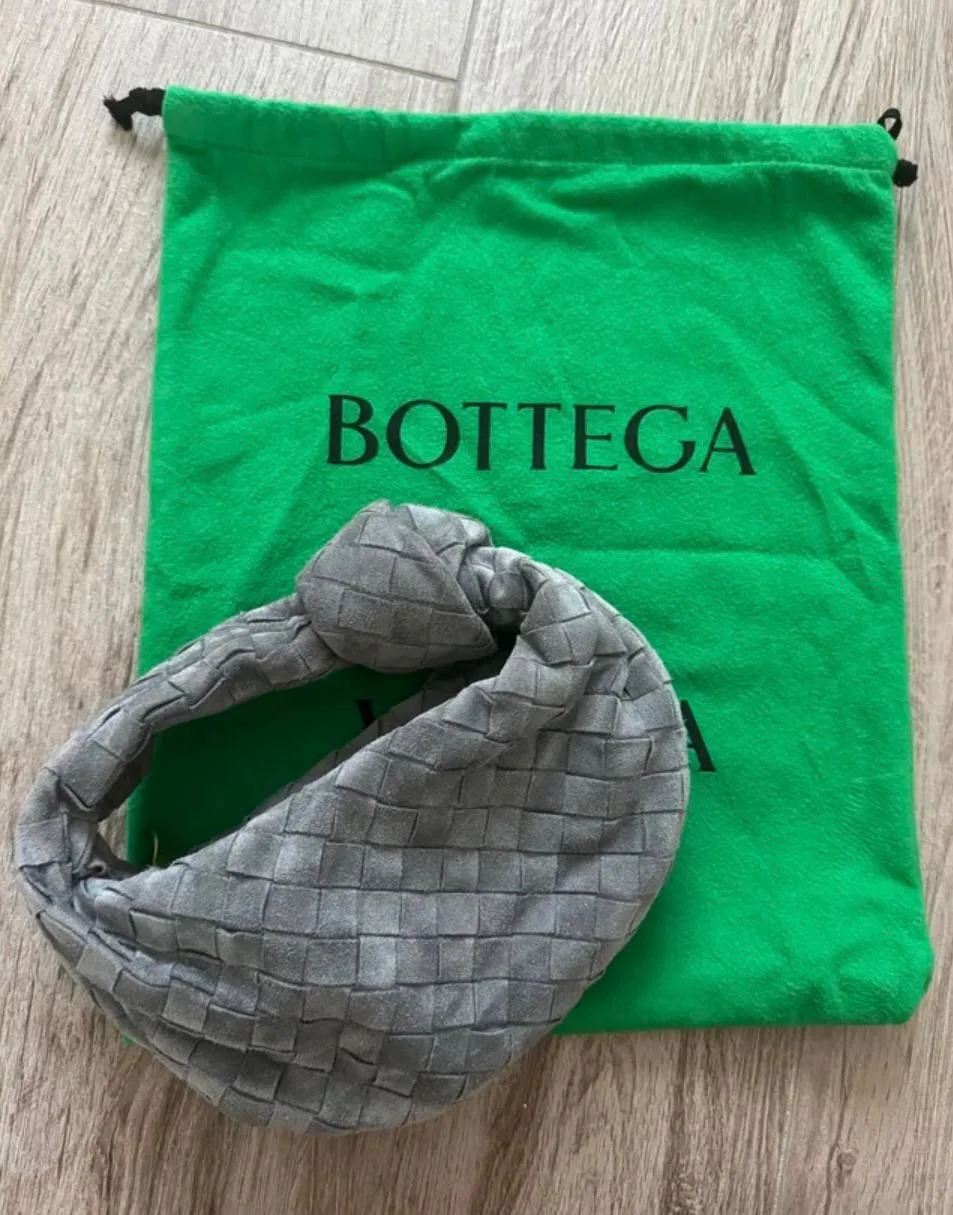Серая Jodie mini 🩶

Бренд: Bottega Veneta
Комплект: Пыльник
Состояние: отличное, без следов носки 

