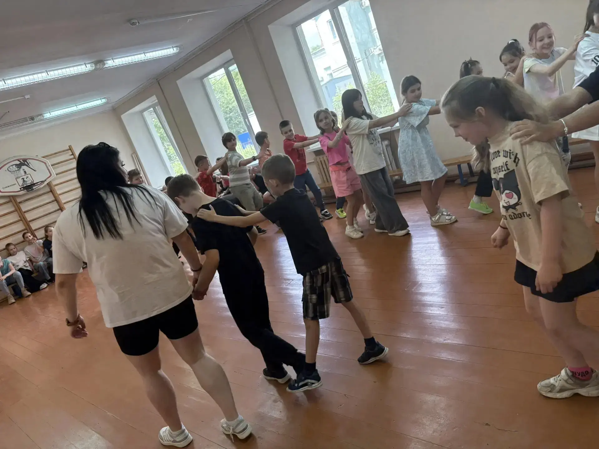 Шестой день лагерной смены традиционно начался с утренней зарядки и с полезного 
завтрака в столовой