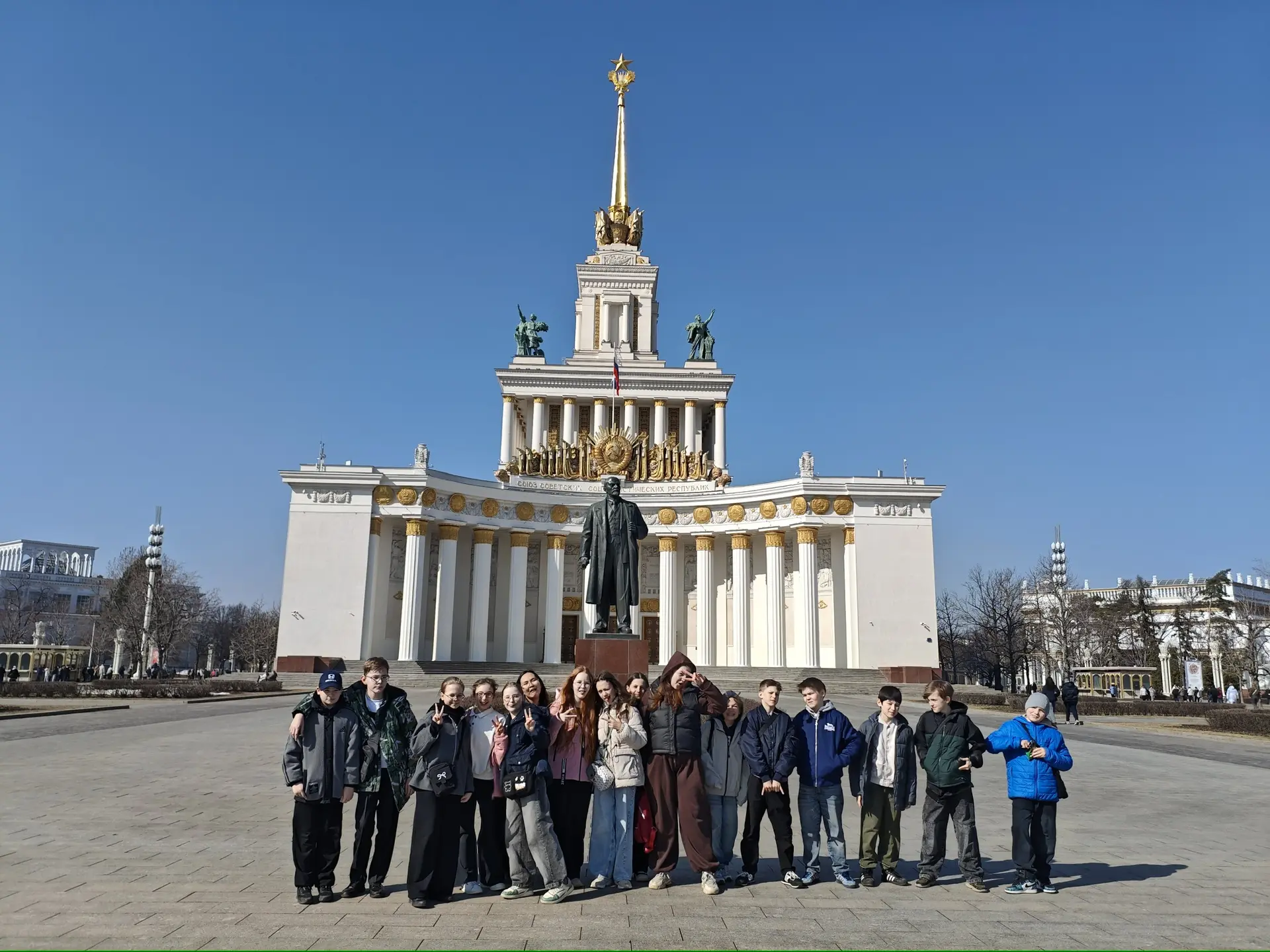 Ученики 5 «Г» класса отправились на увлекательную экскурсию в центральный павильон ВДНХ 👍🏻  Во время