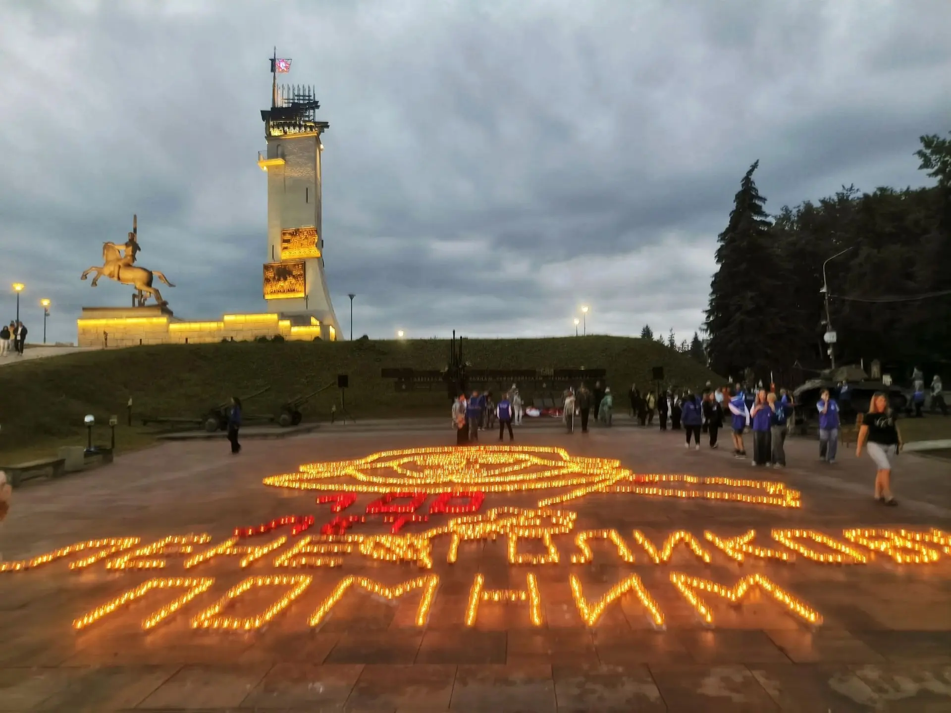 🔥 Огненные картины войны зажглись в Новгородской области! 

Вчера, на закате, накануне Дня памяти и