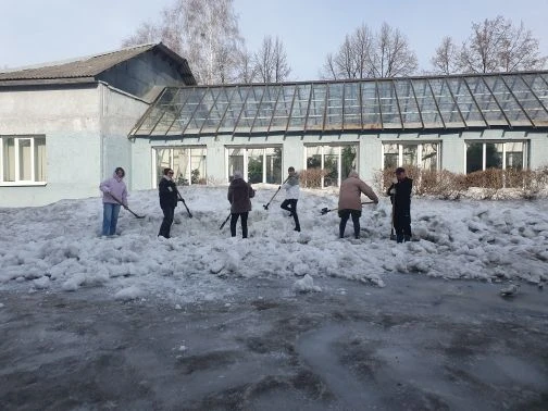 Все на субботник!!! Сегодня сотрудники нашей спортивной школы вышли на борьбу со снегом!!!