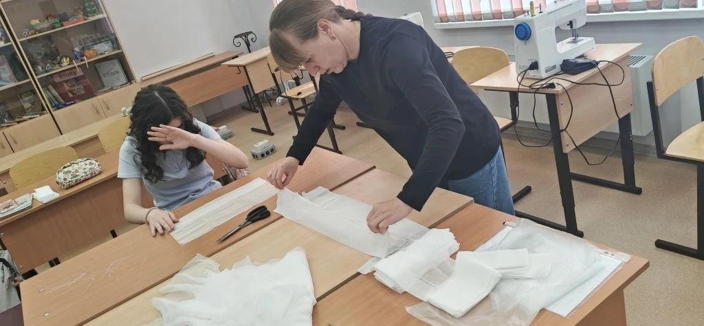 ❤️Мастер-класс по изготовлению марлевых повязок: урок доброты от волонтёра нашего посёлка!❤️

Сегодн