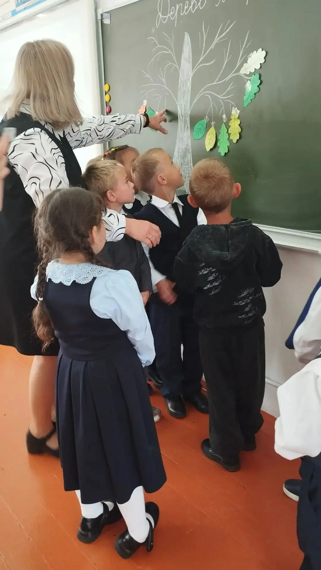 🌳 Классный час «Дерево мира: листья обещания» в начальной школе МАОУ «Баянгольская СОШ»
