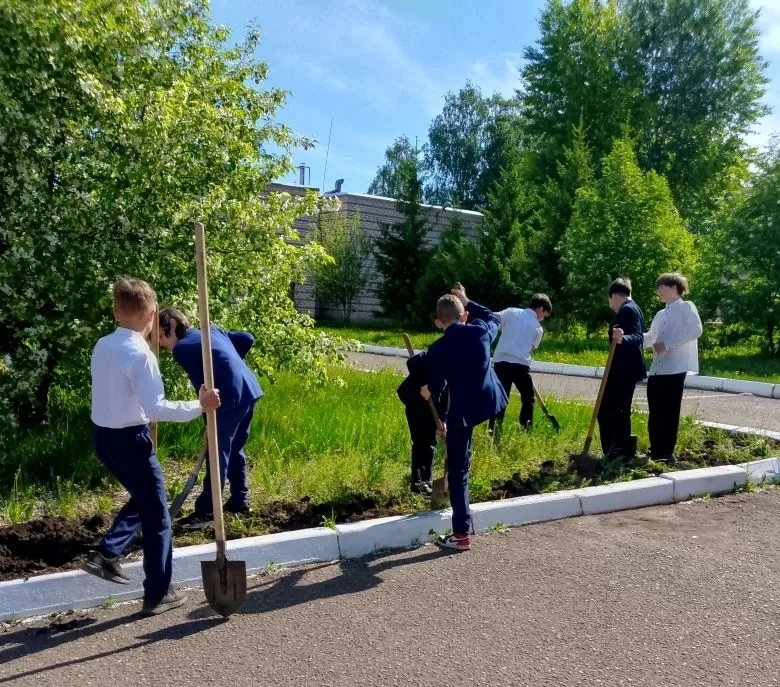 🌷 Весеннее преображение: 6-е и 8-е классы наводят красоту!  https://vk.com/wall-154658...