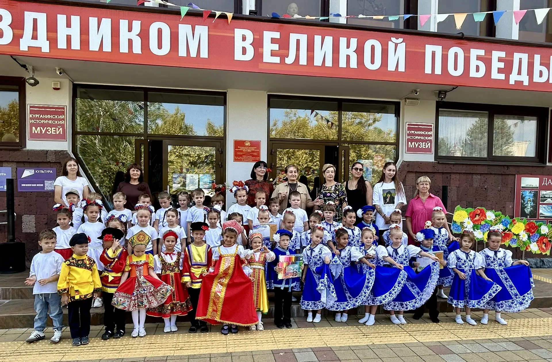 Ребята подготовительной группы приняли участие в районом фестивале детского творчества ...