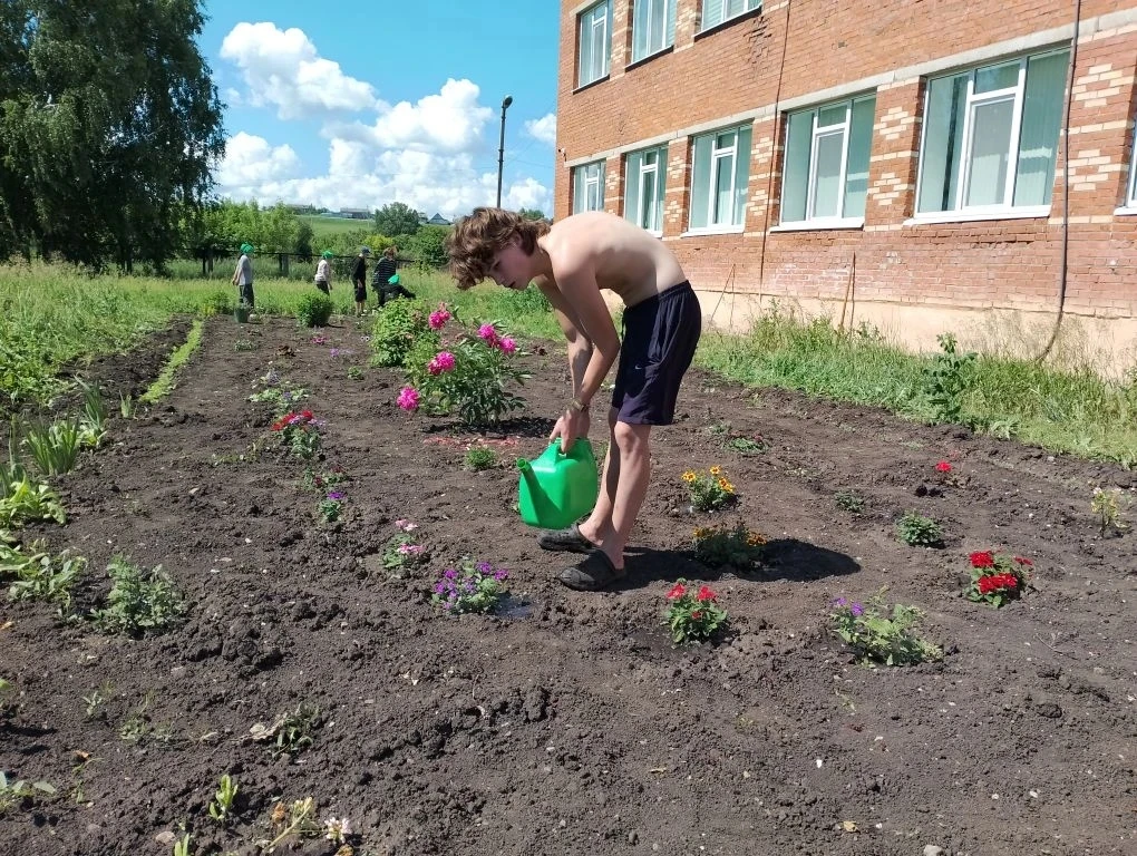В лагере труда и отдыха кипит работа: школьники приводят в порядок пришкольный участок

С самого утр