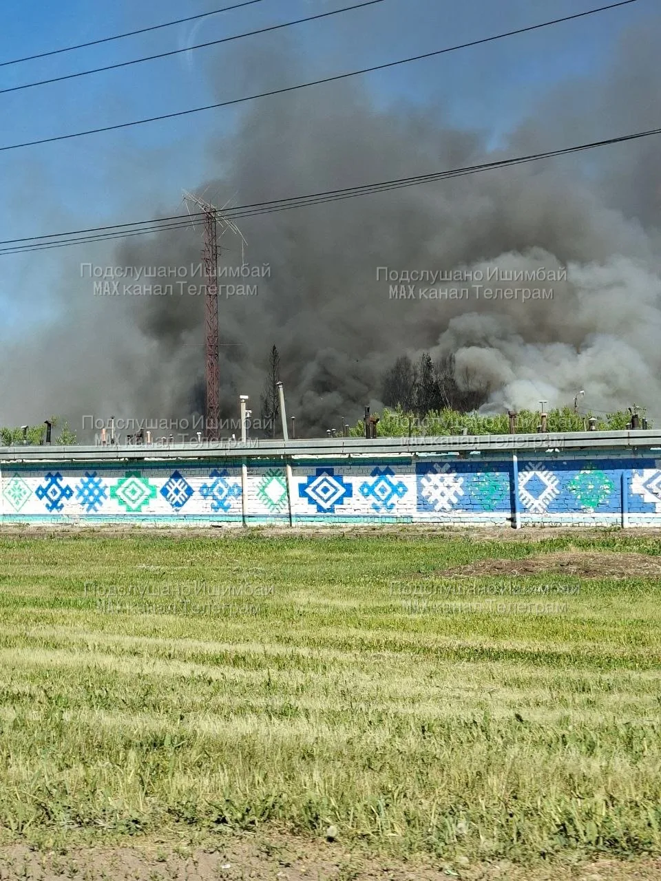 😱Сильный пожар в Салавате. Что-то горит на выезде из города.   📱Написать комментарий можно в чате: Н