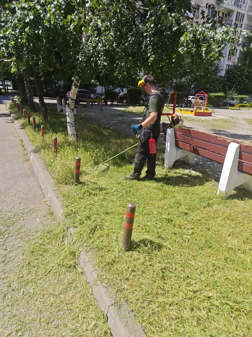 Продолжаем работы по ремонту и содержанию общего имущества. На фото: ямочный ремонт на прилегающих к