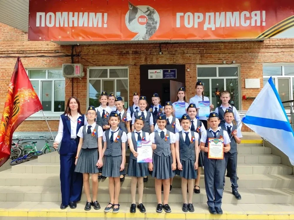 В нашей школе прошёл смотр строя и песни, приуроченный к 81-й годовщине Великой Победы 🇷🇺  В преддве