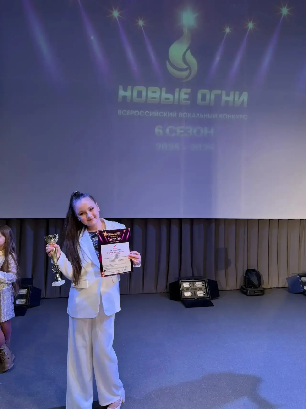 Софья Кузьмина, ученица 3 «Д» класса, 8 марта приняла участие во Всероссийском вокальном конкурсе «Н